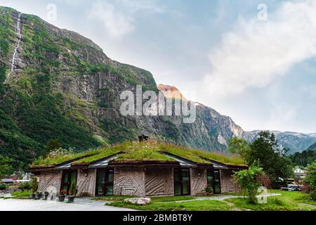 27 luglio 2013, Gudvangen, Norvegia: Case vichinghe con tetti d'erba. Le tradizionali case in legno mostrano la vita medievale in un villaggio vichingo. Foto Stock