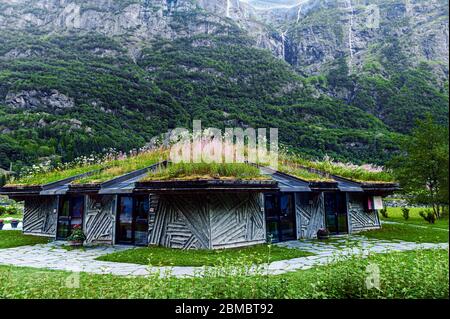 27 luglio 2013, Gudvangen, Norvegia: Case vichinghe con tetti d'erba. Le tradizionali case in legno mostrano la vita medievale in un villaggio vichingo. Foto Stock