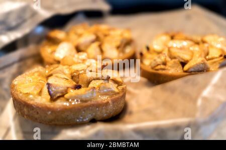 dolce pasticceria individuale torta di mele esposto in un negozio, torta da forno per una colazione appetitosa Foto Stock