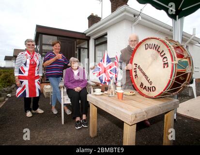 Bushmills, Irlanda del Nord 8 maggio 2020..RAF Vetran Colin Sinclair batte il tamburo lo stesso come ha fatto il VE Day 75 anni fa, nella foto con sua moglie Sadie, Helen Heaney e Alison Patton come celebrano il VE Day nel loro Giardino a Bushmills.. PIC Steven McAuley/McAuley Multimedia Credit: Steven McAuley/Alamy Live News Foto Stock