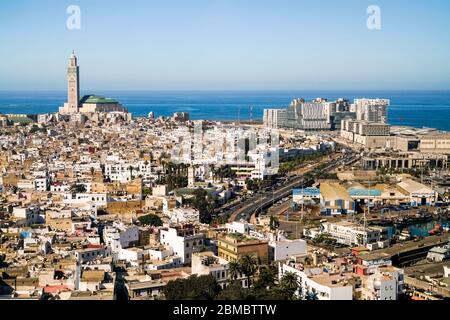 Vista elevata della città di Casablanca con la Grande moschea e la atlantico Foto Stock