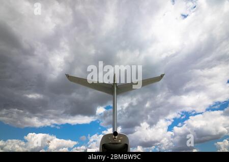 Coda di aerei militari con cielo nuvoloso Foto Stock