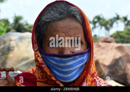 Kolkata, India. 1 maggio 2020. Grazie al COVID-19, tutti si spaventano e si proteggono dalla malattia silente-killer. Per questo, indossano la maschera mentre continuano i loro mezzi di sussistenza. (Foto di Sudipta Das/Pacific Press/Sipa USA) Credit: Sipa USA/Alamy Live News Foto Stock