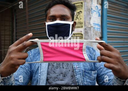 Kolkata, India. 05 Aprile 2020. Grazie al COVID-19, tutti si spaventano e si proteggono dalla malattia silente-killer. Per questo, indossano la maschera mentre continuano i loro mezzi di sussistenza. (Foto di Sudipta Das/Pacific Press/Sipa USA) Credit: Sipa USA/Alamy Live News Foto Stock