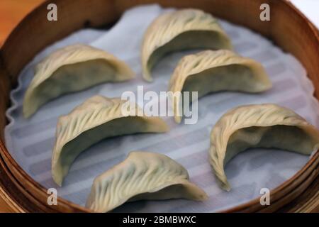 I wontons al vapore serviti in un cesto di bambù nel ristorante DIN Tai Fung del Mall of the Emirates a Dubai Emirati Arabi Uniti, dicembre 2019. Sano, delizioso e fresco Foto Stock