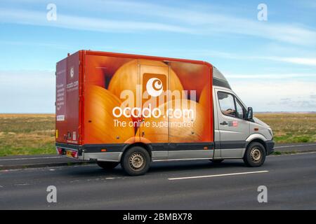 Ocado drogheria cipolla Van livery & Morrisons supermercato servizio di consegna drogheria veicoli negozio alimentare; consegna online flotta consegna, consegne, generi alimentari e prodotti essenziali per la casa a Southport, Regno Unito Foto Stock