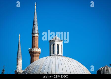 Minareti di Hagia Sophia e cupola di Hurrem Sultan Hammam in Piazza Sultanahmet Foto Stock