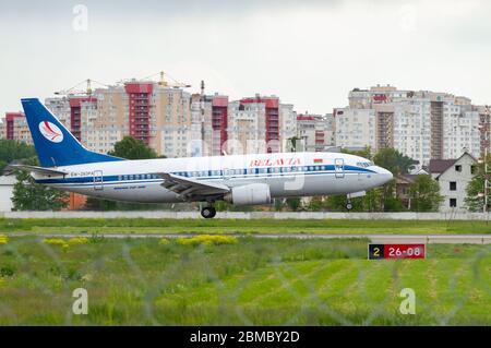 Kiev, Ucraina - 18 maggio 2016:Airplane Boeing 737 va a Belavia le compagnie aeree sta atterrando all'aeroporto di Zhuliany a Kiev, Ucraina Foto Stock