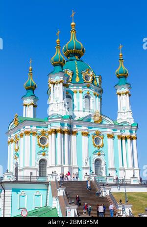 Kiev Ucraina - 9 aprile 2018: Chiesa di Sant'Andrea con i turisti in una giornata di sole Pasqua a Kiev Ucraina Foto Stock