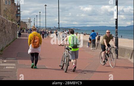 Portobello, Edimburgo, Scozia Regno Unito. 8 maggio 2020. All'osservatore occasionale sembra che alcune persone non stiano prendendo sul serio le distanze sociali come forse lo erano nelle ultime settimane. Anche se la polizia era visibile nel primo pomeriggio, da metà a tardo pomeriggio le persone si trovavano sulla spiaggia e persino una coppia aveva un piccolo barbecue. Credit: Arch White/Alamy Live News.. Foto Stock