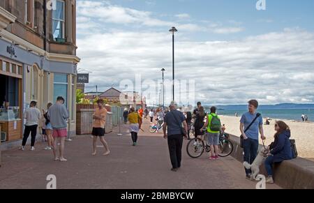 Portobello, Edimburgo, Scozia Regno Unito. 8 maggio 2020. All'osservatore occasionale sembra che alcune persone non stiano prendendo sul serio le distanze sociali come forse lo erano nelle ultime settimane. Anche se la polizia era visibile nel primo pomeriggio, da metà a tardo pomeriggio le persone si trovavano sulla spiaggia e persino una coppia aveva un piccolo barbecue. Credit: Arch White/Alamy Live News. Foto Stock