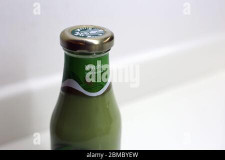 Bottiglia di Starbucks Matcha frappuccino con fondo bianco. Una bevanda fredda sana e deliziosa da andare da un negozio di alimentari a Dubai, Emirati Arabi Uniti. Foto Stock