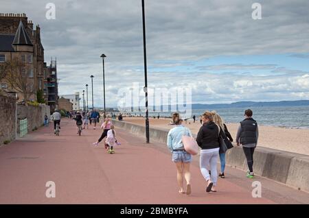 Portobello, Edimburgo, Scozia Regno Unito. 8 maggio 2020. All'osservatore occasionale sembra che alcune persone non stiano prendendo sul serio le distanze sociali come forse lo erano nelle ultime settimane. Anche se la polizia era visibile nel primo pomeriggio, da metà a tardo pomeriggio le persone si trovavano sulla spiaggia e persino una coppia aveva un piccolo barbecue. Credit: Arch White/Alamy Live News. Foto Stock