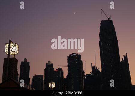 Edifici del centro di Dubai, Emirati Arabi Uniti, dicembre 2019. Foto notturna di grattacieli Emaar, luci notturne e cielo bellissimo. Foto Stock