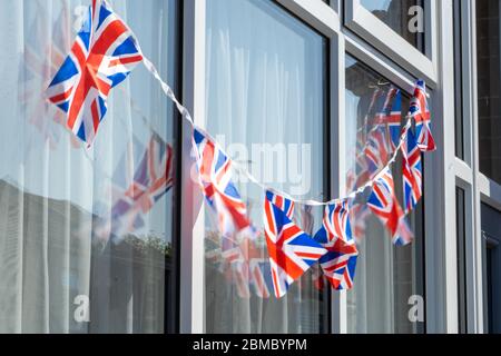 Union jack bunting o bandiere britanniche all'esterno di una casa britannica Foto Stock