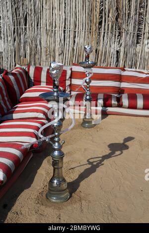 Tubi shisha color argento / hookah / tubi d'acqua fotografati all'aperto nei deserti di Dubai, Emirati Arabi Uniti, gennaio 2020. Foto colorata. Foto Stock