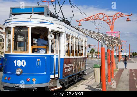 Paseo Maritimo Tram, la Coruna City, Galizia, Europa Foto Stock