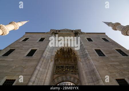 Porta principale e minareti della Moschea Suleymaniye Foto Stock