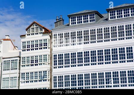 Galerias (balconi con facciata in vetro) su Marina Avenue, la Coruna City, Galizia, Europa Foto Stock