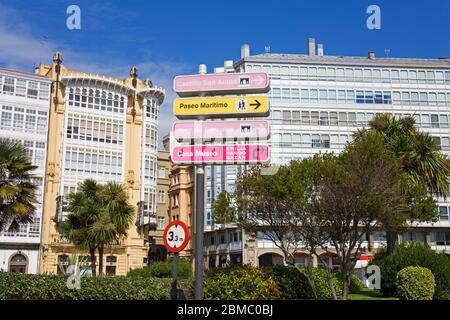 Galerias (balconi con facciata in vetro) su Marina Avenue, la Coruna City, Galizia, Europa Foto Stock