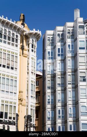 Galerias (balconi con facciata in vetro) su Marina Avenue, la Coruna City, Galizia, Europa Foto Stock