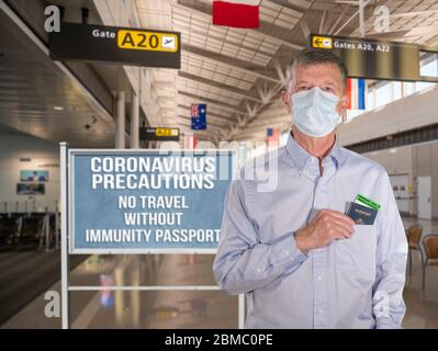 Mockup del terminal dell'aeroporto con passaporto informale per adulti senior con certificato di immunità e maschera contro il coronavirus Foto Stock