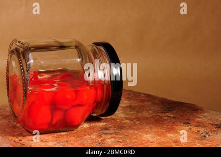 contenitore in vetro con peperoni caldi da vicino Foto Stock