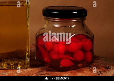 contenitore in vetro con peperoni caldi da vicino Foto Stock