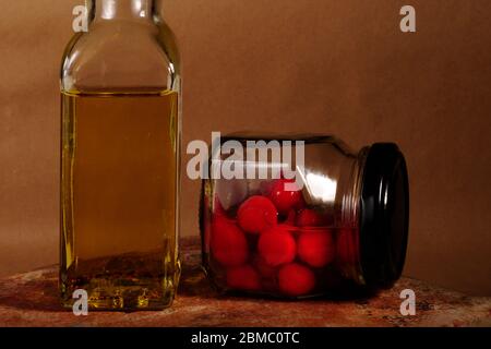 contenitore in vetro con peperoni caldi da vicino Foto Stock