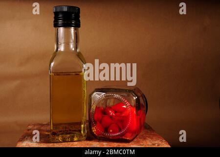 contenitore in vetro con peperoni caldi da vicino Foto Stock