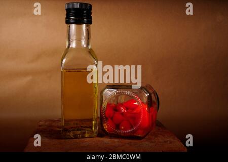 contenitore in vetro con peperoni caldi da vicino Foto Stock