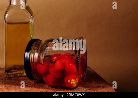 contenitore in vetro con peperoni caldi da vicino Foto Stock