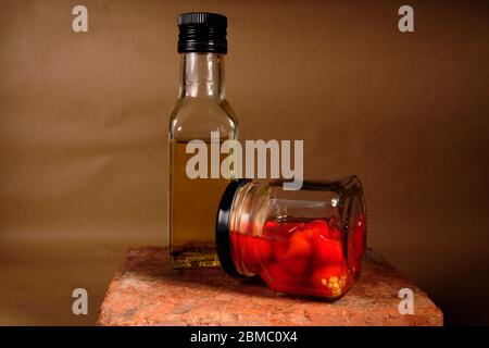 contenitore in vetro con peperoni caldi da vicino Foto Stock