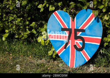 Una mostra Union Jack a forma di cuore VE Day a Bugbrooke, Northamptonshire Foto Stock