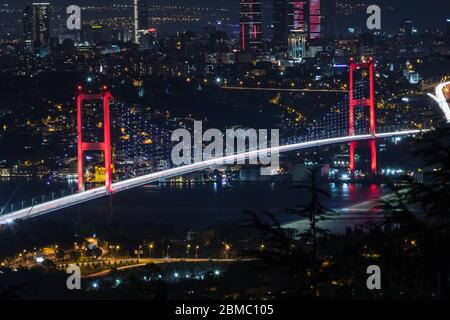 Ponte sul Bosforo di notte e paesaggio urbano di Istanbul Foto Stock