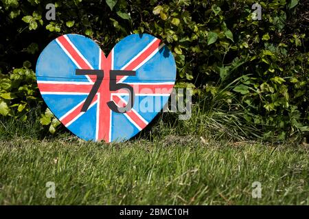 Una mostra Union Jack a forma di cuore VE Day a Bugbrooke, Northamptonshire Foto Stock