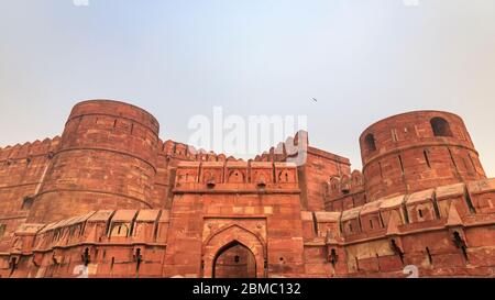 La porta di Amar Singh e i bastioni del Forte di Agra in Utttar Pradesh, India Foto Stock