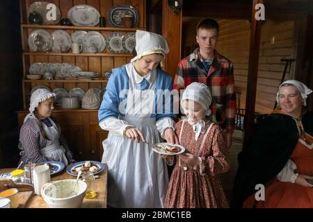 Ballarat, Australia - 7 marzo 2020: Una famiglia in abiti tradizionali, in una cucina vecchio stile in una città mineraria dell'oro ricreata. Foto Stock