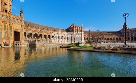 Siviglia, Spagna: 23 dicembre 2019: Immagine panoramica Plaza de Espana al caldo sole giorno invernale. Molti turisti hanno visitato il punto di riferimento spagnolo, Siviglia, Spagna Foto Stock