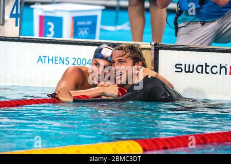 Ian Thorpe (AUS) vince la medaglia d'oro con il medaglia d'argento Pieter van den Hoogenband (NED) nella finale di freestyle da 200 metri maschile alle Olimpiadi del 2004 Foto Stock