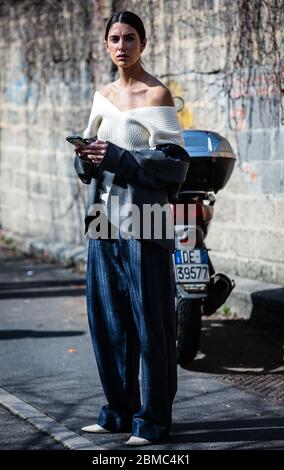 MILANO, Italia - Febbraio 23 2020: Donne in strada durante la settimana della Moda di Milano. Foto Stock