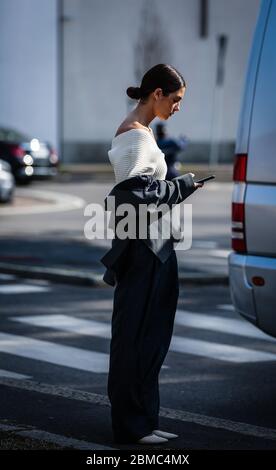 MILANO, Italia - Febbraio 23 2020: Donne in strada durante la settimana della Moda di Milano. Foto Stock