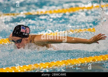 Katie Hoff (USA) in gara nella semifinale individuale di medley da 200 metri per le donne ai Giochi Olimpici estivi di Atene del 2004. Foto Stock