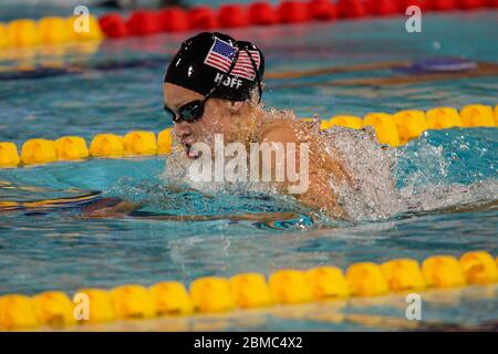 Katie Hoff (USA) in gara nella semifinale individuale di medley da 200 metri per le donne ai Giochi Olimpici estivi di Atene del 2004. Foto Stock