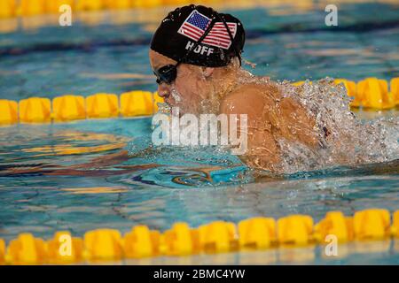 Katie Hoff (USA) in gara nella semifinale individuale di medley da 200 metri per le donne ai Giochi Olimpici estivi di Atene del 2004. Foto Stock