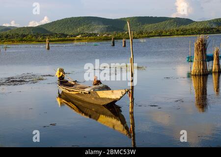 pescatore e barca da pesca a rambha odisha india Foto Stock