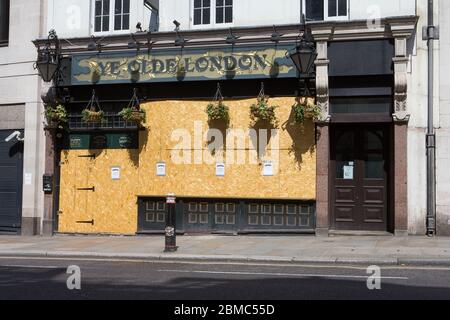 YE Olde London pub visto durante il blocco di coronavirus del 2020, 42 Ludgate Hill, Londra EC4M 7DE Foto Stock