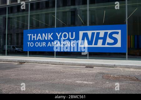 Un cartello che ringrazia l'NHS recita 'grazie a o sorprendente NHS' in una finestra di ufficio vicino al St Bartholomew's Hospital, Londra durante il blocco del coronavirus Foto Stock