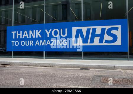 Un cartello che ringrazia l'NHS recita 'grazie a o sorprendente NHS' in una finestra di ufficio vicino al St Bartholomew's Hospital, Londra durante il blocco del coronavirus Foto Stock