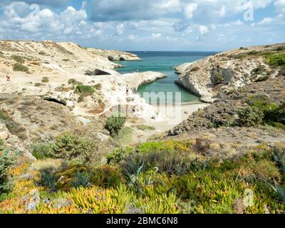 Spiaggia di Sarakíniko - formazioni rocciose vulcaniche bianche dalla forma unica - Isola di Milos - Grecia Foto Stock